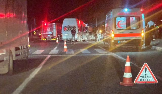 Adıyaman’da minibüs ile otomobil çarpıştı: 15 yaralı
