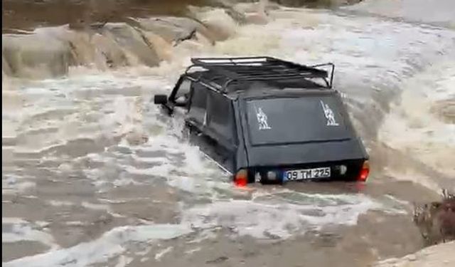Sel sularına kapılan otomobildeki 2 kişi kurtarıldı