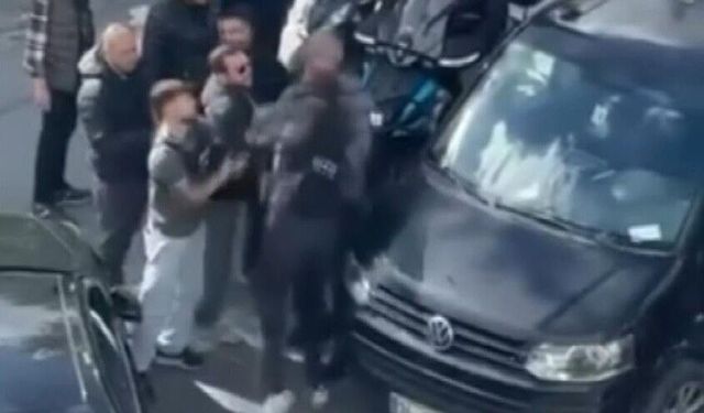 Sürücülerin yol kavgası kameraya yakalandı