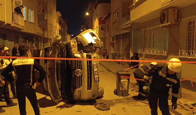 Elektrik panosuna çarpan minibüs devrildi
