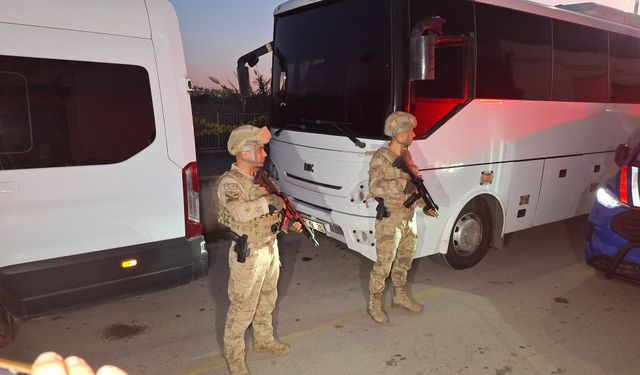 Çukurova Belediyesi'ne operasyonda gözaltına alınan 49 şüpheli adliyede