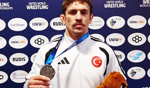 Milli güreşçi Yüksel Sarıçiçek gümüş madalya aldı