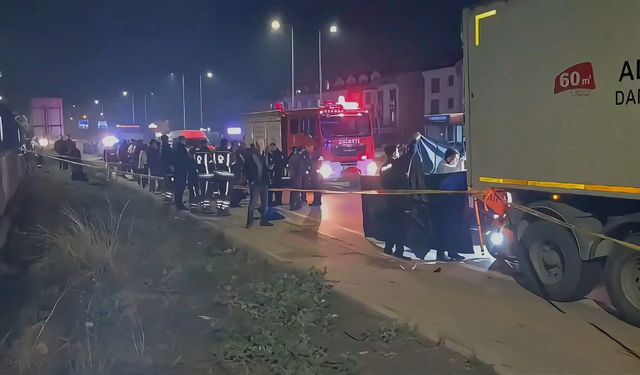 Park halindeki TIR’a çarpan motosikletin sürücüsü öldü