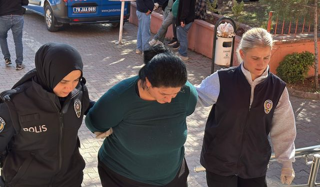Erkek arkadaşını iki ekmek bıçağıyla yaraladı