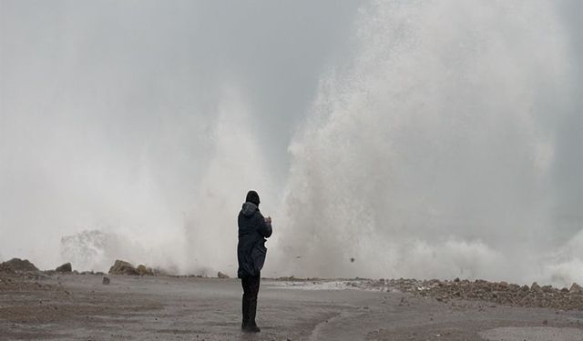 Karadeniz’in hırçın dalgaları 6 metreye ulaştı