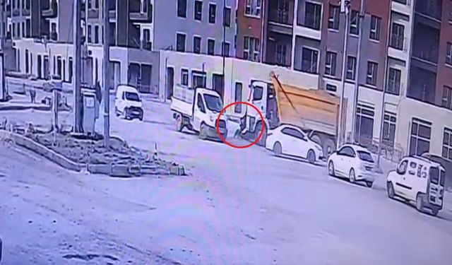 Hafriyat kamyonuyla çarpışan motosikletli öldü