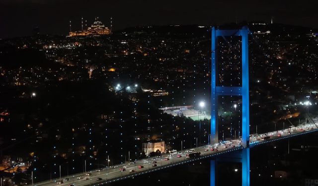Köprüler Türk Dünyası Günü nedeniyle turkuaz renge büründü