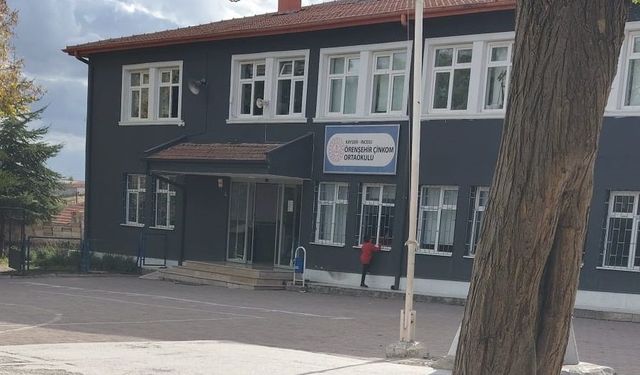 Gıda zehirlenmesi şüphesiyle 12 öğrenci hastaneye kaldırıldı