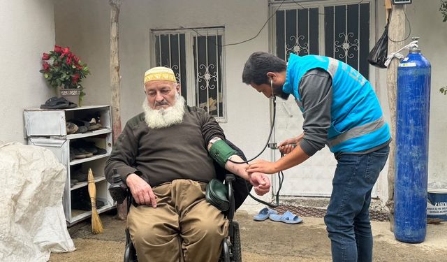 Kazakistanlı doktor, Hakkari’de 96 hastaya şifa oluyor