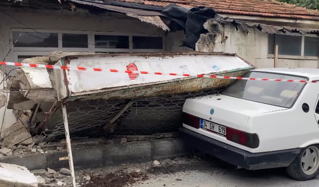 Evin duvarı park halindeki aracın üzerine devrildi