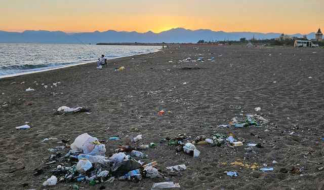 Kumköy sahili yeniden çöplere teslim edildi