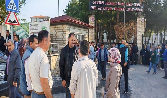 Lastiği patlayan otomobildeki 3 adayı jandarma yetiştirdi