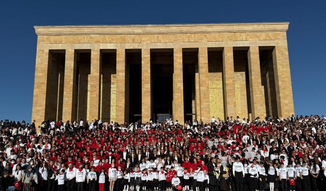 Anıtkabir’i 100 bin kişiyle ziyaret ettiler