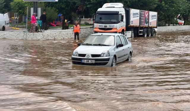 Mersin’de sağanak alarmı: Araçlar yolda kaldı