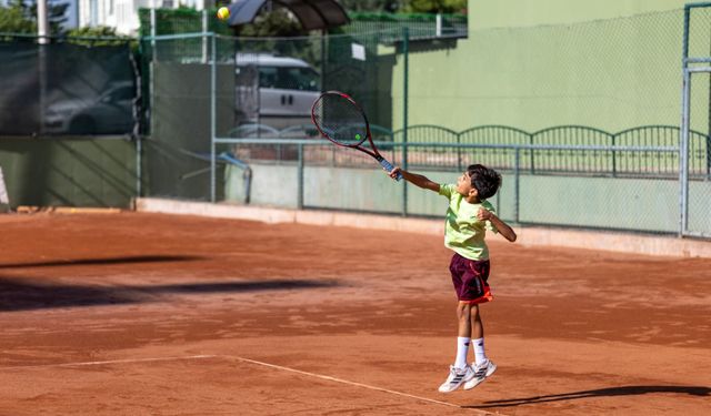 Geleceğin tenis yıldızları Yenişehir'de kortlara çıktı
