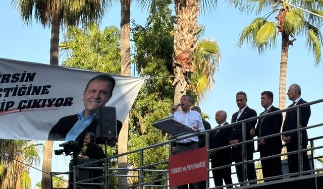 Özel, Büyükşehir Belediyesi önünü miting alanı yaptı