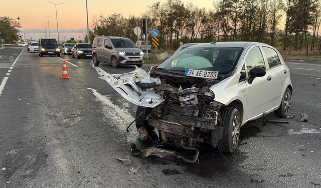 Çorlu'da iki otomobil kafa kafaya çarpıştı: 5 yaralı