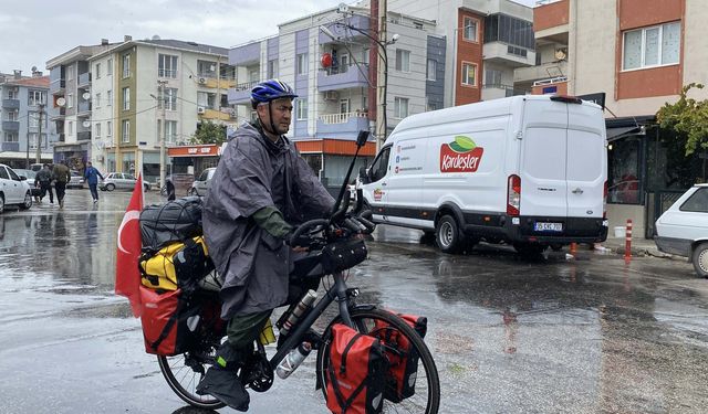 Bisikletle umreye gitmek üzere yola çıktı