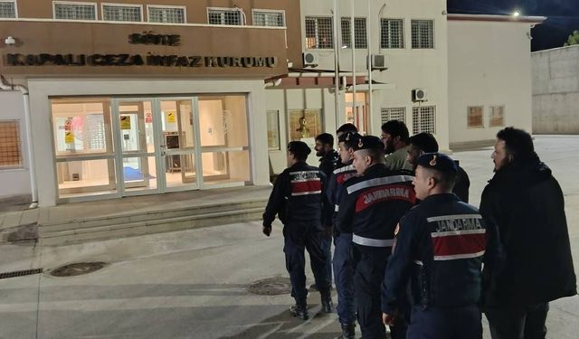 Durdurulan minibüste 20 kaçak göçmen yakalandı