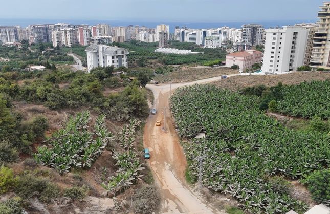 Alanya'da Yol Ortasındaki Direk Tehlike Saçıyor