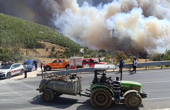 Silifke’deki Orman Yangını Nedeniyle Mahalleler Tahliye Ediliyor
