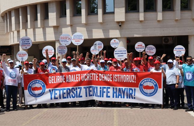 Memur-Sen Antalya’da Hükümetin Zam Teklifini Protesto Etti