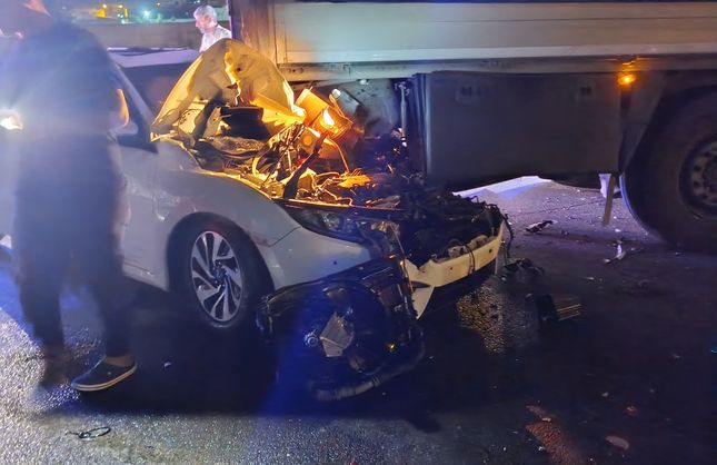 Hatay’da Tıra Çarpan Otomobildeki 3 Kişi Ağır Yaralandı