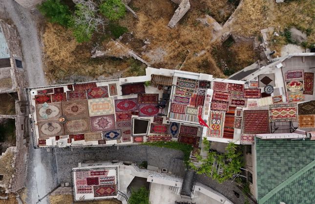 Ağırnas’ta 100 Yıllık Halılar Göz Kamaştırıyor