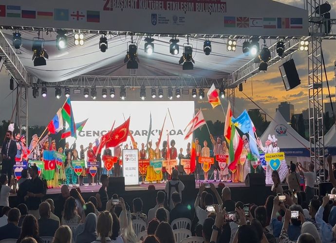 Kültürler Buluştu: Gençlik Parkı’nda Renkli Etkileşim Gecesi