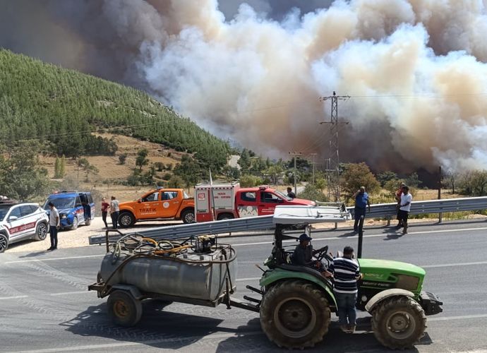 Silifke’deki Orman Yangını Nedeniyle Mahalleler Tahliye Ediliyor