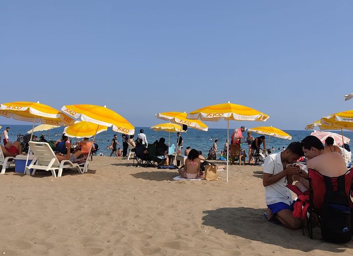 Mersinliler Sıcakta Serinlemek İçin Sahillere Akın Ediyor