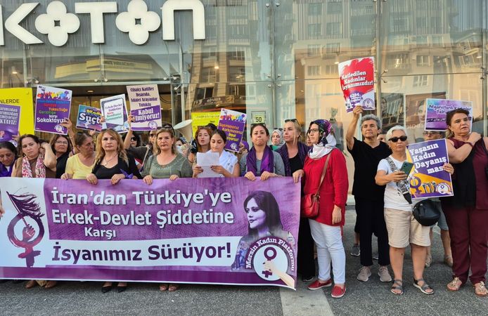 Mersin’de Kadınlar Mahsa Amini’nin Ölüm Yıldönümünde Sokaktaydı