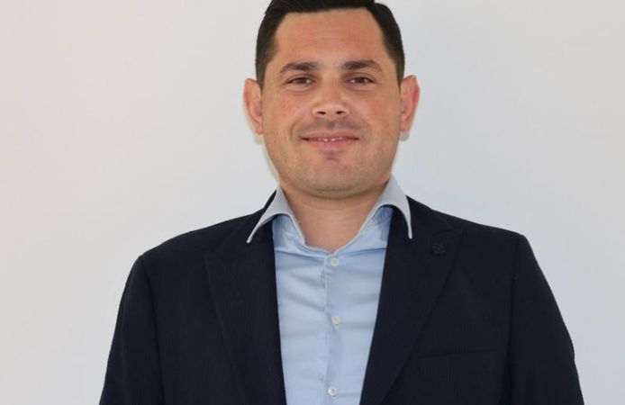 Aksu Belediyesi’nde İstifa Depremi: Üç Başkan Yardımcısı Görevden Ayrıldı