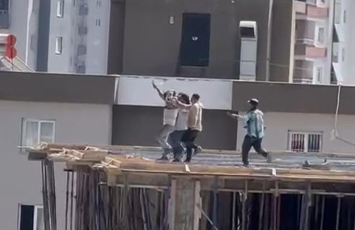 Müziğin sesini duyan işçiler 10. katta halay çekti
