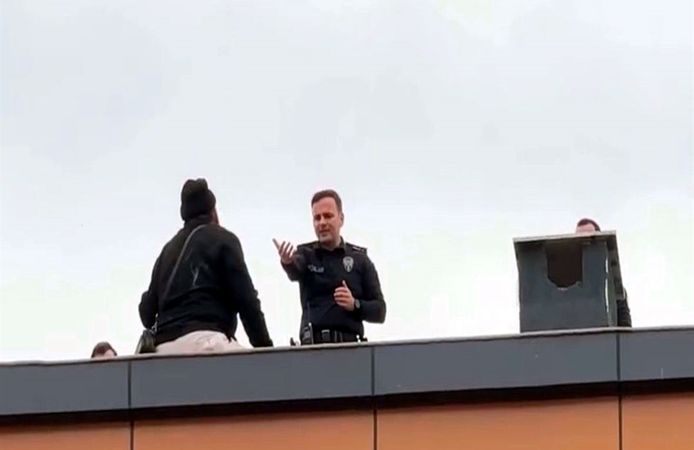 Çatıya Çıkan Kapıcıyı Başkomiser İkna Etti