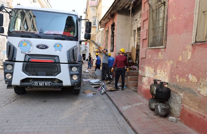Akdeniz Belediyesi’nden Yangın Mağduru Aileye Yardım Eli