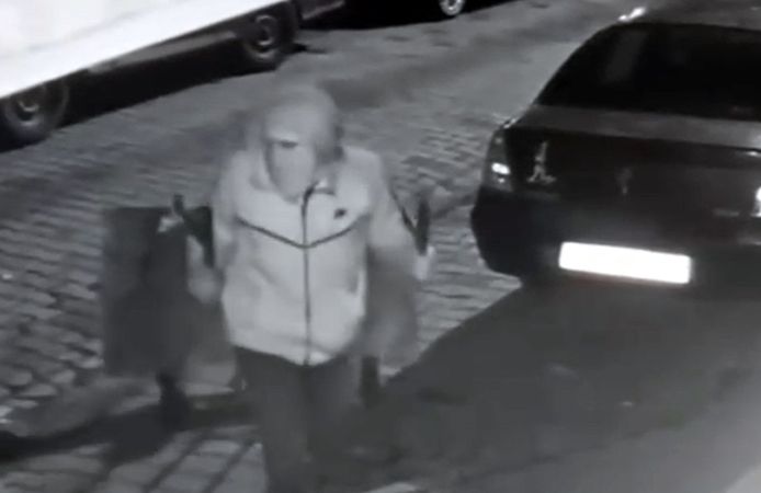 Market Önündeki Dondurma Dolabını El Arabasına Yükleyip Çaldı