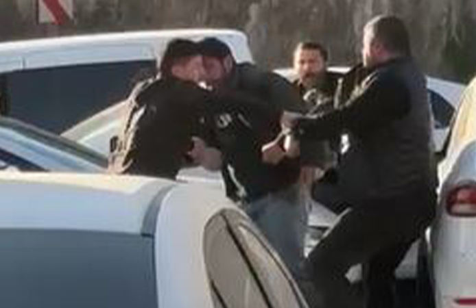 Trafikte tekmeli yumruklu yol verme kavgası kamerada