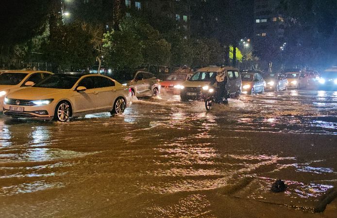 Adana’da Sağanak Hayatı Felç Etti: Yollar Göle Döndü