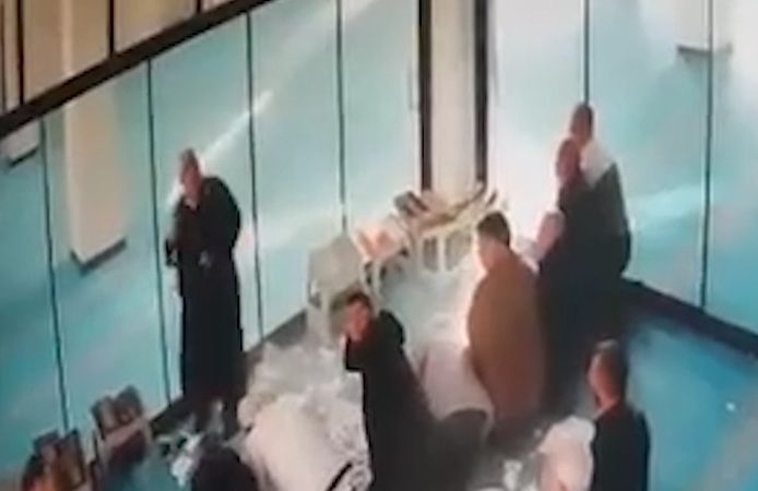 Camide asma tavan çöktü: Cemaatin üzerine parçalar düştü, panik anları kamerada