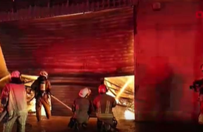 İzmir'de mobilya atölyesindeki yangın depo ve iş yerlerine sıçradı