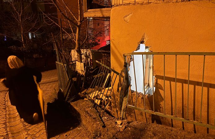 Kamyonetin Çarptığı Evin Duvarı Yıkıldı: Bir Kişi Yaralandı