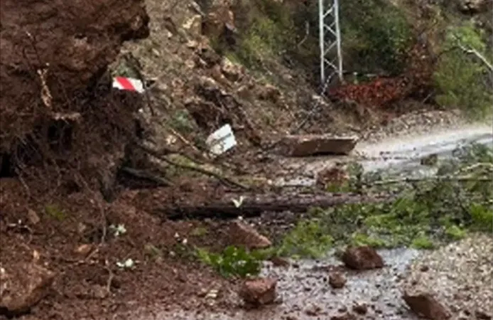 Anamur’da Heyelan: Yol Ulaşıma Kapandı