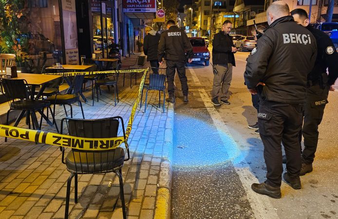 Silah Çekti, Arkadaşını Vurdu