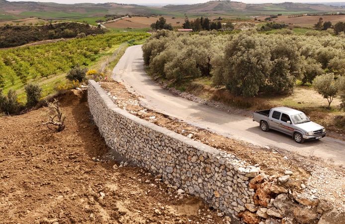 Tarsus'ta  risk oluşturan noktada taş duvar örüldü