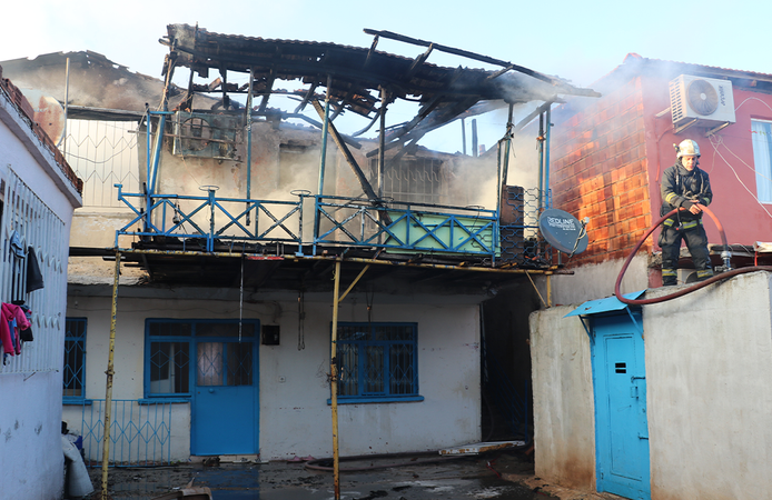 Korkutan yangın: 2 katlı ev kullanılamaz hale geldi