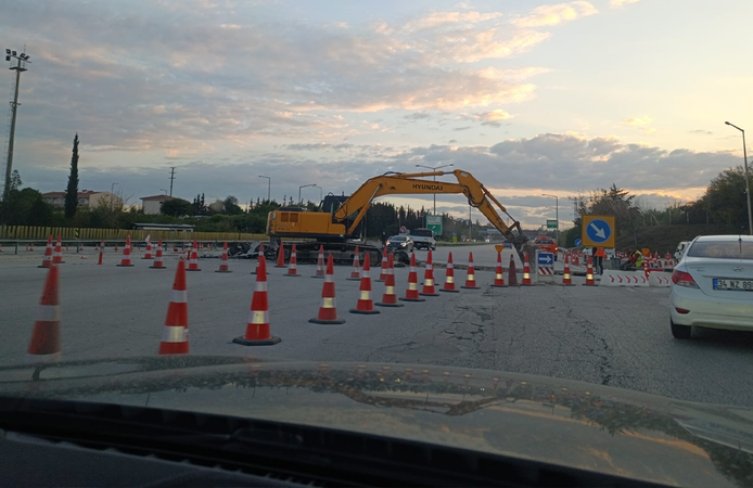 Mersin gişelerinde kazı çalışması trafiği kilitledi