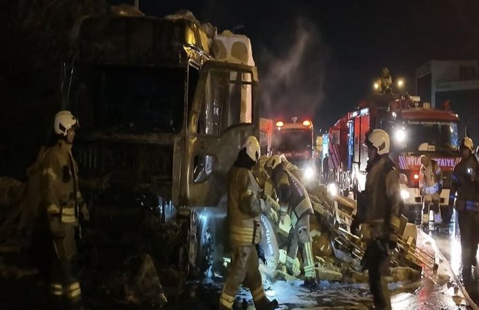 Taşyünü yüklü TIR alev aldı