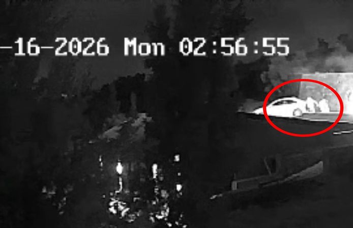 Arkadaşlarıyla sohbet ederken 4 metre yükseklikten düştü; o anlar kamerada