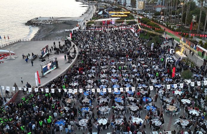 Erdemli'de 10 bin kişi deniz kenarında iftarda buluştu